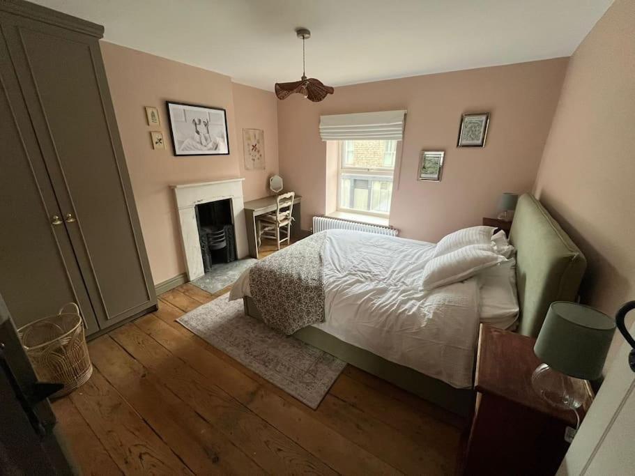 The Yellow Door To The Peaks Holiday home *